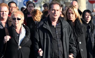 Michel Unik (C), le frère jumeau de Thierry Unik, un bijoutier abattu lors du braquage de son magasin participe avec sa mère (G) et son épouse (D), le 01 décembre 2011 à Cannes, à une marche blanche en mémoire de ce bjoutier abattu par des braqueurs dans son magasin