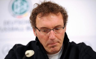 Le sélectionneur de l'équipe de France Laurent Blanc a déclaré vendredi sur le site de la FFF que l'annonce de la prochaine transplantation du foie que doit subir Eric Abidal était "une triste nouvelle", sans vouloir s'apesantir sur un éventuel forfait du défenseur pour l'Euro-2012.
