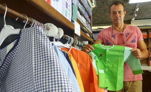 Chez Le Roi du tablier, le Niçois Pierre Testory vend entre 3.000 et 4.000 blouses par rentrée scolaire.