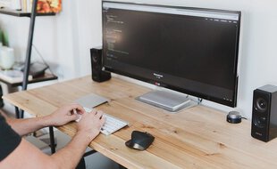 Un salarié qui se forme à distance.