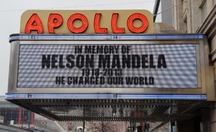 "Il a changé le monde": sur son panneau d'affichage lumineux, l'Apollo Theater, temple de la musique noire au coeur de Harlem, rend un hommage appuyé à Nelson Mandela, symbole de l'admiration que vouaient les Noirs américains à l'ex-président sud-africain.