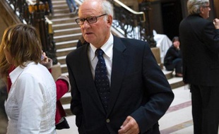Pierre Pallardy, l'ex-ostéopathe du "Tout-Paris" qui comparait pour viols et agressions sexuelles, a fait face mardi aux dernières plaignantes, dont la mère d'une jeune anorexique qui s'est suicidée depuis.