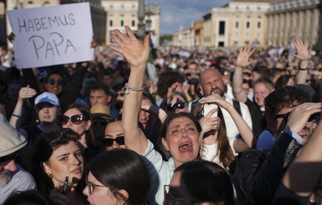 640x408_faithful-celebrate-after-white-smoke-appeared-from-the-chimney-of-the-sistine-chapel-where-133-cardinals-gathered-on-the-second-day-of-the-conclave-to-elect-a-successor-to-late-pope-francis-at-the-vatican-thursday-may-8-2025-ap-photo-emilio-morenatti-xts139-25128608644350-2505081910 Election du nouveau pape :  la joie et les larmes des fidèles