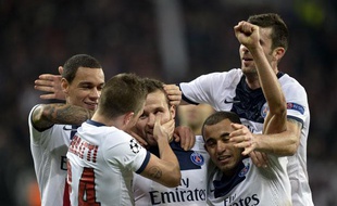 Yohan Cabaye félicité par ses coéquipiers après son but à Leverkusen, le 18 février 2013