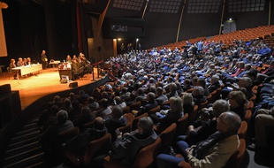 Le conseil des Prud'hommes délocalisé au Parc des expositions et des congres d'Amienspour l'audience des 800 ex-salariés de Goodyear contre leur ancien employé.