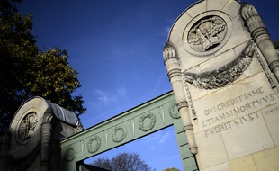 Portail du cimetière du Père-Lachaise. (Illustration)