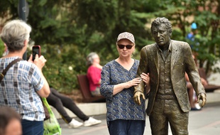 La statue de Claude Nougaro, installée au square de Gaulle, est très appréciée des visiteurs.