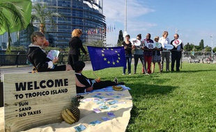 Le faux paradis fiscal installé par trois ONG vise à sensibiliser à l'évasion fiscale, auprès des députés européens et des citoyens.