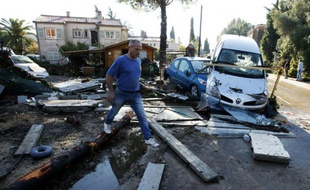 Un homme marche dans les décombres après des inondations meurtrières à Biot, dans les Alpes-Maritimes, le 4 octobre 2015