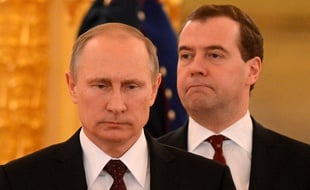 Vladimir Poutine et Dmitri Medvedev au Kremlin (Moscou), le 25 décembre 2013.