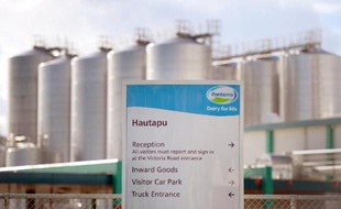 Fonterra, première coopérative laitière de Nouvelle-Zélande, a annoncé mardi le rappel de 9.000 bouteilles de crème fraîche contaminée à la bactérie E. coli, quelques jours après la rupture par Danone de leur contrat pour une fausse alerte au botulisme.