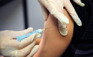 Un nombre grandissant de Français s'interrogent sur le bien fondé de la vaccination