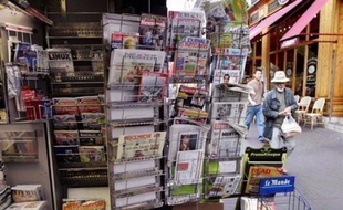 Le gouvernement va reporter d'un an l'augmentation des tarifs postaux pour la presse et doubler la part de ses dépenses de communication destinées aux journaux face à la crise, a annoncé vendredi Nicolas Sarkozy en clôturant les états généraux de la presse.