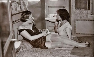 Dans les années 1930, les maisons closes étaient autorisées à Paris, mais étroitement surveillées par la police mondaine. Leurs devantures étaient très discrètes, pour ne pas choquer les passants. Aujourd'hui, le Delaville Café (en bas à droite) n'a conservé de cette époque que l'escalier majestueux qui montait aux chambres.