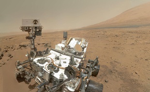 Le robot Curiosity au pied du Mount Sharp, sur Mars.