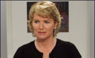 La journaliste Elise Lucet, qui présente le journal de 13H00 sur France 2, a donné naissance jeudi à une fille, prénommée Rose, a annoncé vendredi sa remplaçante au journal de la mi-journée, Françoise Laborde.