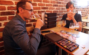 Le chocolatier Laurent Le Daniel déguste une craft beer avec Marie Guinard, responsable du bistroat Maloan.