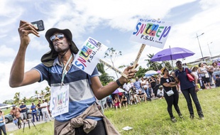 Des manifestants réunis à Cayenne à l'appel des syndicats enseignants, le 27 mars 2017.