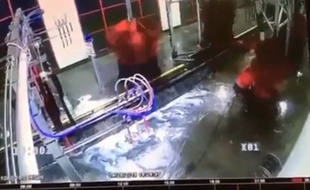 Capture d'écran d'une vidéo montrant le manager d'une station de lavage auto coincé dans un des rouleaux.