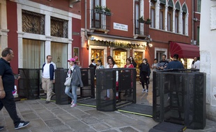Des portiques ont été mis en place à Venise, le 1er mai 2018, pour juguler l'afflux de touristes.