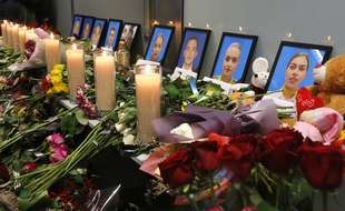 Des fleurs et des bougies en hommage aux victimes du crash, à Kiev, le 11 janvier 2020.