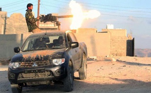 Un combattant du groupe Fajr Libya tire à l'arme lourde non loin de la capitale Tripoli le 21 octobre 2014
