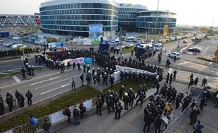 Le centre des congrès de Stuttgart (Allemagne), où le parti AfD tient son congrès ce samedi, a été placé sous haute protection policière.