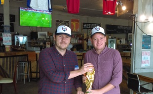 Pierre-Yves et Florent, deux des gérants de Fils de buuut avec la sainte Coupe du Monde.