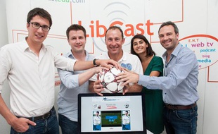Jean-Pierre Papin avec l'équipe du site leplubeaubut.com