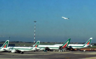 Air France-KLM a démenti lundi des informations de presse indiquant que la compagnie aérienne avait exigé la suppression de 5.000 emplois chez Alitalia, dont elle est le principal actionnaire, pour participer à sa recapitalisation.