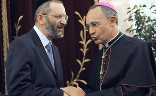 Mgr Robert Le Gall, archevêque de Toulouse (D) s'entretient avec le Grand rabbin de France Gilles Bernheim (G), à la synagogue de Toulouse, lors d'une cérémonie en hommage au cardinal Saliège, archevêque de Toulouse pendant la seconde Guerre Mondiale, le 14 janvier 2009.