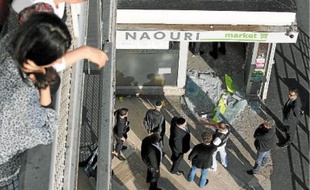 Une personne, qui se trouvait dans cette boutique située dans un quartier juif, a été légèrement blessée mercredi.