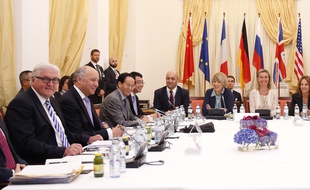 La table des négociations sur le nucléaire iranien à Vienne le 9 juillet 2015.