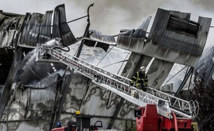Un incendie a détruit mercredi 10.000 m2 de bâtiments aux abattoirs de Corbas, près de Lyon (Rhône), avant d'être circonscrit en début d'après-midi, a-t-on appris mercredi auprès des pompiers.