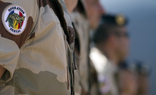 Des soldats de l'opération Serval écoutent un discours du ministre de la Défense Jean-Yves Le Drian au Mali, le 31 décembre 2013.