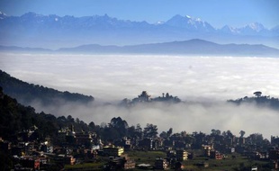 Les montagnes de la région de Langtang au Népal, vues depuis Katmandou le 10 décembre 2014
