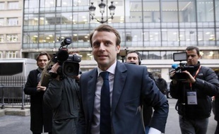 Le ministre de l'Economie Emmanuel Macron arrive au Congrès de l'UNAPL, place de la Bourse à Paris, le 5 décembre 2014