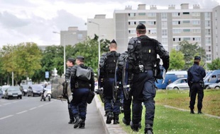 Dix-huit personnes ont été placées en garde à vue mardi dans le cadre de l'enquête sur les tirs contre des policiers lors des violences urbaines à Amiens-Nord en août 2012, parmi lesquelles 11 ont été arrêtées à l'aube mardi, a annoncé la préfecture de la Somme.