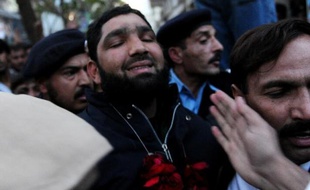Mumtaz Qadri portant une guirlande de fleurs à sa sortie du tribunal le 5 janvier 2011 à Islamabad