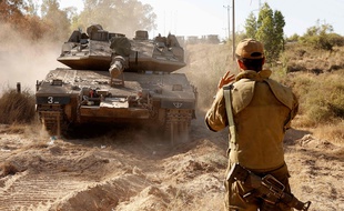 Des soldats israéliens manoeuvrent à proximité de la bande de Gaza, le 19 mai 2021.