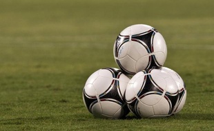 Un joueur et deux spectateurs mécontents ont été placés en garde à vue après l'agression de deux arbitres à l'issue d'un match de football amateur, samedi après-midi au Plessis-Trévise (Val-de-Marne), a-t-on appris de sources concordantes.