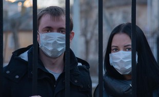 Illustration de personnes avec des masques chirurgicaux.