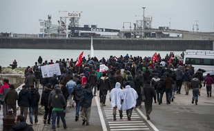 Manifestation de migrants aux abords du port de Calais (illustration).