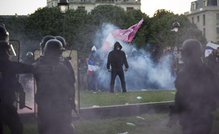 Des manifestants font face aux forces de l'ordre après la dispersion de la «Manif pour tous», le 26 mai 2013, aux Invalides, à Paris.