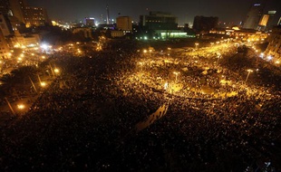 Des manifestants continuent de se masser sur la place Tahrir du Caire, en Egypte, le lundi 21 novembre 2011, après l'annonce de la démission du gouvernement intérimaire.