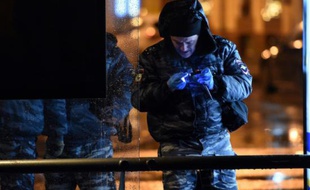 Des policiers russes enquêtent après une explosion dans un bus à Moscou le 7 décembre 2015