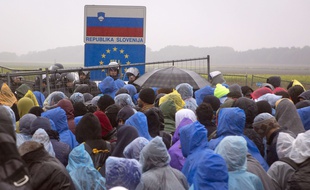 Des migrants à la frontière entre la Croatie et la Slovénie, à Trnovec, en Croatie, le 19 octobre 2015.