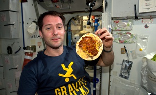 Thomas Pesquet va devoir se réhabituer à manger avec une assiette à l'horizontale.