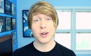 Sur sa chaîne YouTube, Austin Jones poste des reprises de chanson.