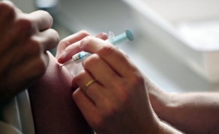 Lille, le 11 octobre 2013. Vaccination contre la grippe saisonnière.